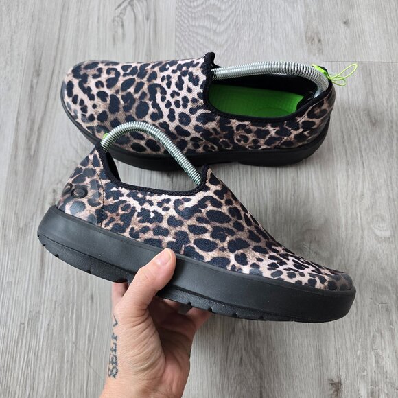 Oofos OOmg eeZee leopard print knit slip-on sporty recovery